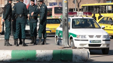 İranda polis maşınlarına hücum - 6 nəfər öldü