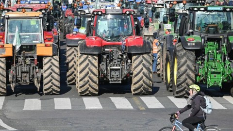 Fransada fermerlər traktorlarla etiraz aksiyası keçirib