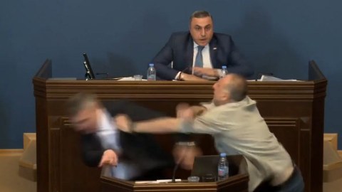 Gürcüstan parlamentində əlbəyaxa dava - VİDEO