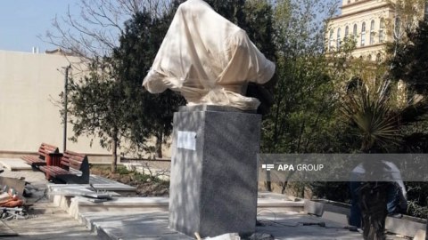 Bakıda Çingiz Aytmatovun abidəsi qoyuldu