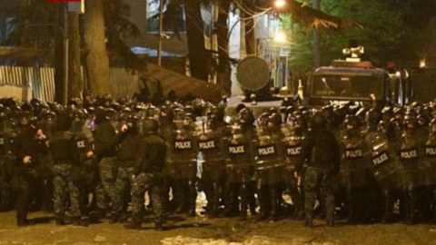 Tbilisidə polislə etirazçılar arasında TOQQUŞMA