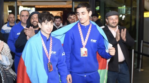 Avropada qızıl medal qazanan boksçularımız vətənə döndülər - FOTO