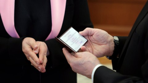 Rusiya MSK sədri Putinə prezident mandatını təqdim edib - FOTO