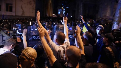 Gürcüstanda polis aksiyaya müdaxilə etdi - Yaralılar var