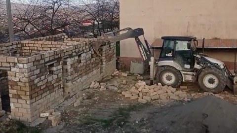 Gədəbəydə sənədsiz tikililər söküldü - VİDEO