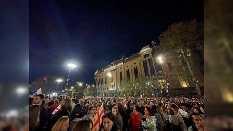 Gürcüstanda etirazlar böyüyür: Hökumət evinə yürüş edildi - FOTO