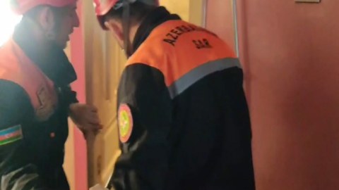 Bağlı qapı arxasında qalan uşaq belə xila edildi - VİDEO
