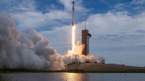 “SpaceX” daha 23 internet peykini orbitə çıxardı