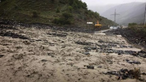 Gürcüstanda torpaq sürüşməsi 