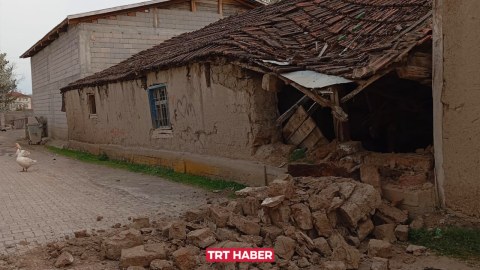Zəlzələ tikililərə ziyan vurdu - FOTO
