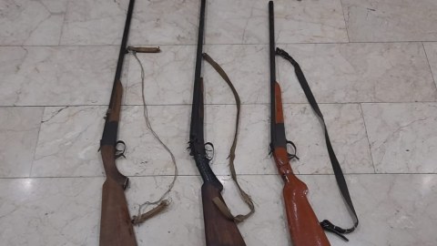 Sənədsiz tüfənglər könüllü polisə təhvil verildi
