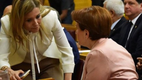 Akşenerin katibəsi qurultay nümayəndələrinə zənglər edir - Jurnalist