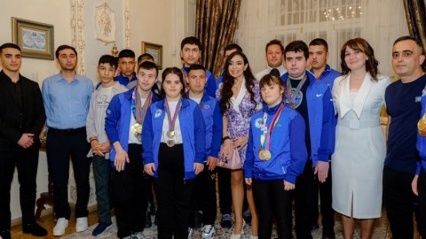 Leyla Əliyeva autizimli idmançı uşaqlar ilə görüşdü