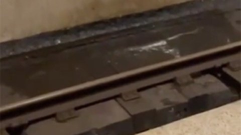 Metroda boru zədələndi - Su stansiya yoluna doldu