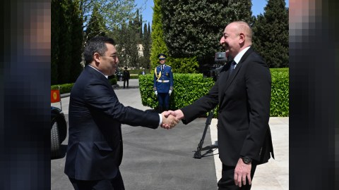 İlham Əliyev Sadır Japarovu qarşıladı