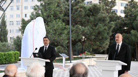 Prezidentlər Çingiz Aytmatovun Bakıdakı abidəsinin AÇILIŞINDA