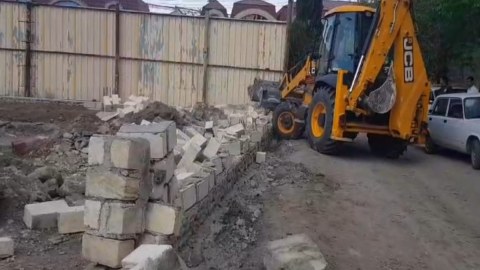 FHN-nin əməkdaşları Gəncədəki sənədsiz tikililəri sökdü - VİDEO