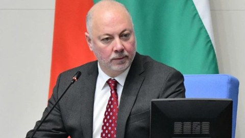 Parlamentin sədri istefaya göndərildi