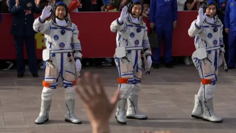 Çin kosmosa yeni astronavtlar göndərir