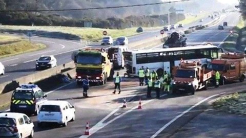 Məktəbliləri daşıyan avtobuslar yük maşını ilə toqquşdu 