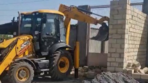 Yol kənarındakı qanunsuz tikililər söküldü - VİDEO