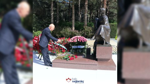Bakı Sağlamlıq Mərkəzinin əməkdaşları Zərifə Əliyevanın məzarını ziyarət edib - FOTO