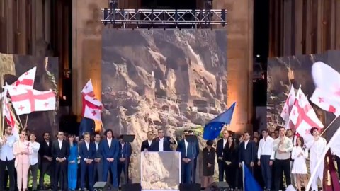Gürcüstanın hakim partiyası 150 minlik aksiya KEÇİRİR