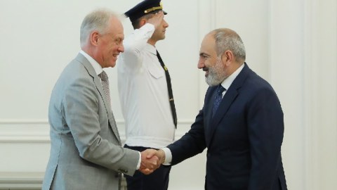 Paşinyan Avropa Komissiyasının rəsmisi ilə danışıqlar apardı