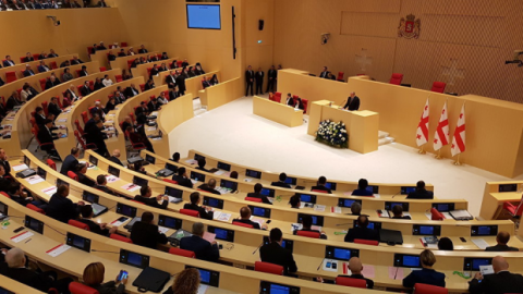 Parlament qalmaqallı qanuna "HƏ" dedi - Etirazlar yenidən başladı