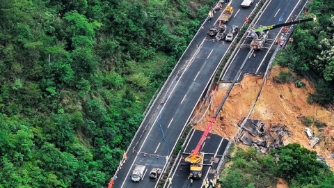 Yol çökdü, 24 nəfər öldü