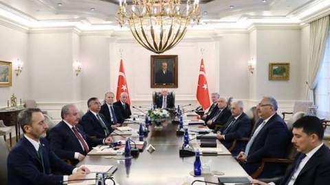 Ərdoğan komandası ilə konstitusiyanı müzakirə etdi 