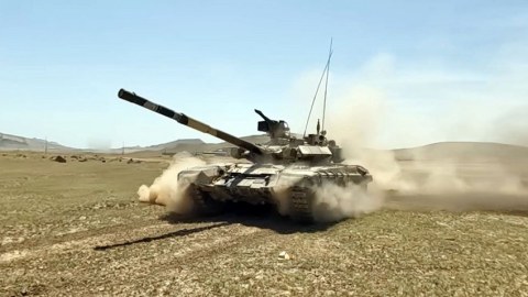 Azərbaycan tankları şərti düşməni məhv etdi - VİDEO