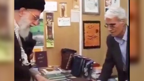 Xameneidən kitab satıcısına Azərbaycan dili ilə bağlı irad - VİDEO