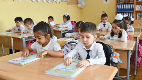 Azsaylı xalqların dilində dərsliklər məktəblərə göndərilib