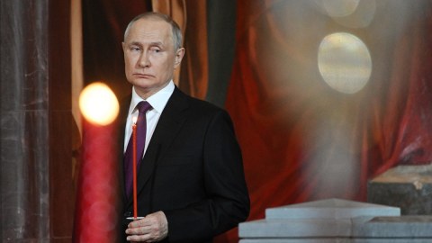 Putin Xilaskar İsa Məsih Kilsəsində Pasxa mərasimində