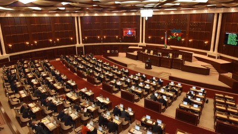 Deputatlar 18 məsələni müzakirə edir