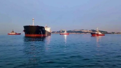Bosfor boğazında gəmi saya oturub