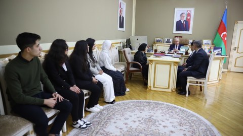 GDU-nun rektoru müsabiqədə uğur qazanan tələbələrlə görüşüb - FOTO