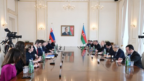 Prezidentin Slovakiya Baş naziri ilə geniş tərkibdə görüşü KEÇİRİLİB 