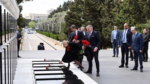 Slovakiyanın Baş naziri Şəhidlər xiyabanını ziyarət etdi - FOTO