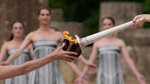 Olimpiya məşəli Fransaya gətirildi