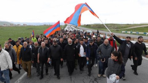 Etirazçılar İrəvana doğru irəliləyir - Paşinyan XƏBƏRDARLIQ ETDİ