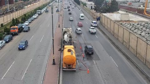8 Noyabr prospektində təmir işləri aparılır