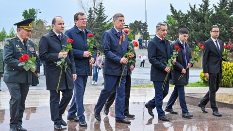 MDB ölkələrinin səfirləri “Qardaşlıq məzarlığı”nda