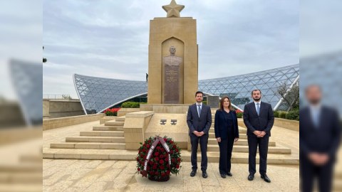 İsrail XİN-in nümayəndəsi Həzi Aslanovun abidəsini ziyarət edib
