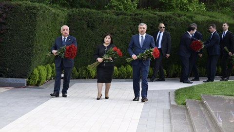 Rəsmilər Heydər Əliyevin xatirəsini anıblar - FOTOLAR
