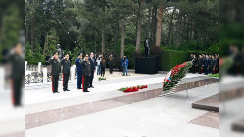Müdafiə Nazirliyinin rəhbərliyi Fəxri xiyabanı ziyarət edib - VİDEO