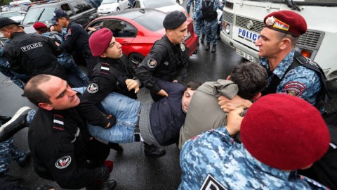 Polis hərəkətə keçdi - Ermənistandakı aksiyalarda saxlanılanlar var