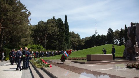 ETSN kollektivi Ulu öndərin məzarını ziyarət edib - FOTO