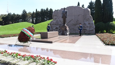 Dövlət Komitəsinin kollektivi Heydər Əliyevin xatirəsini yad edib - FOTO